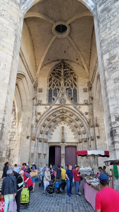sous l'arche de la collégiale de Villefranche de Rouergue