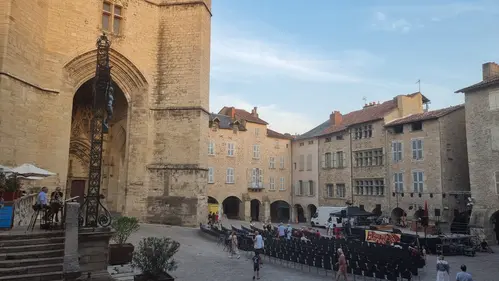 la Bastide de Villefranche de Rouergue accueillait un spectacle le 9 août 2025 sur la place Notre Dame