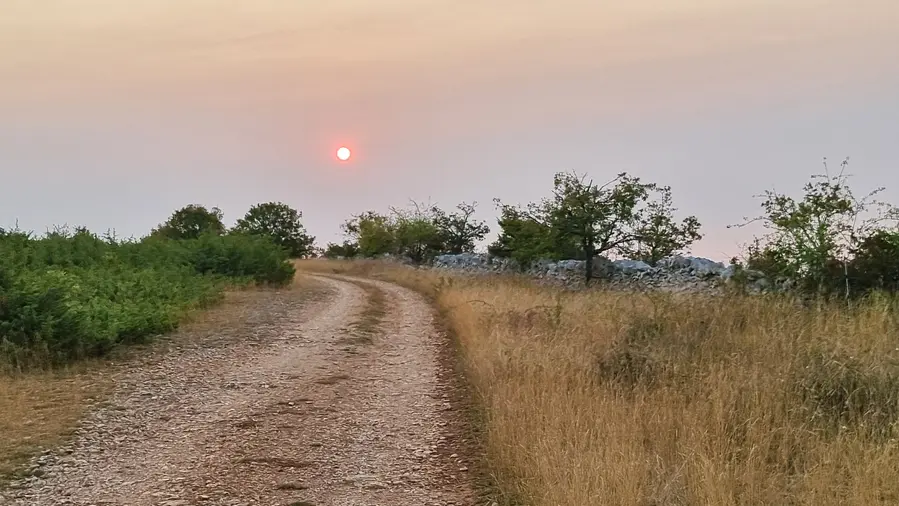 soleil et ciel sali des cendres de l'incendie de l'Aude