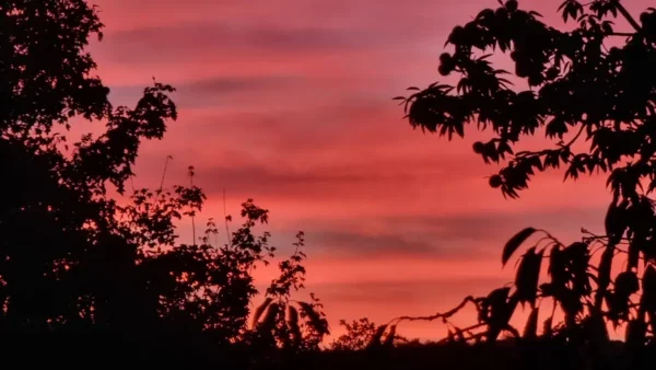 un ciel rouge sur la vallée