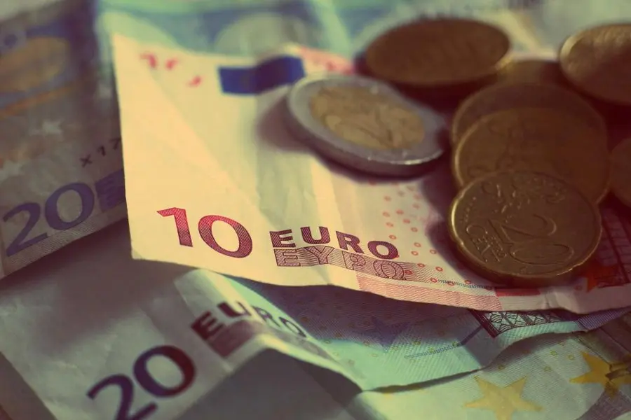 des euros on voit des billets et des pièces dessus