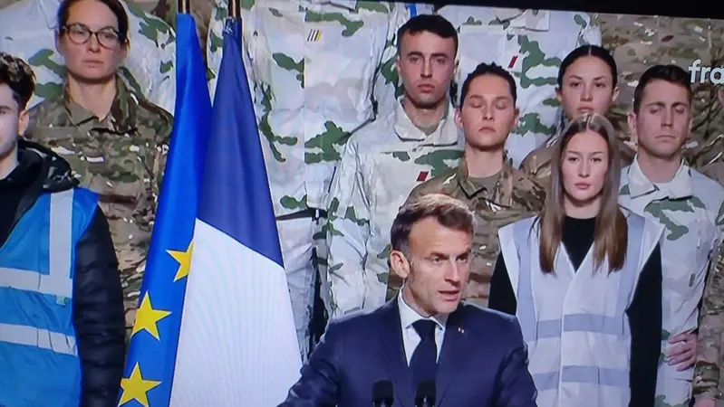 Uniformes des jeunes lors de l'intervention du président en novembre 25
