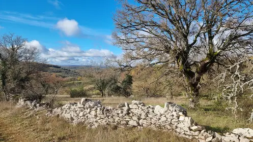 un mur brisé