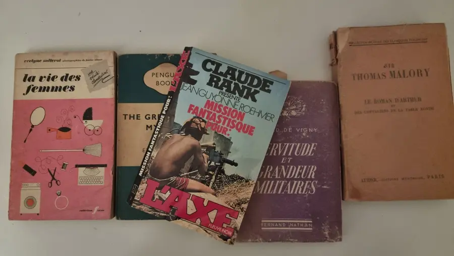 cinq vieux livres de la bibliothèque