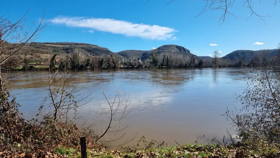 Salvagnac-Cajarc en Aveyron vu du Lot