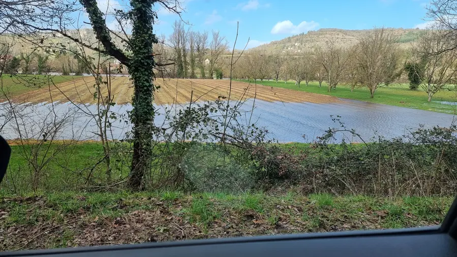 la vallée mouillée après les pluies de février 2026