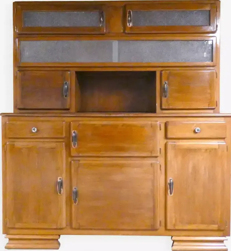 un buffet de cuisine des années 40