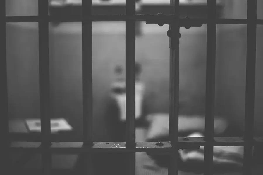on voit les barreaux d'une prison