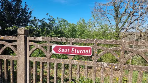 pancarte du saut éternel à Montsalès