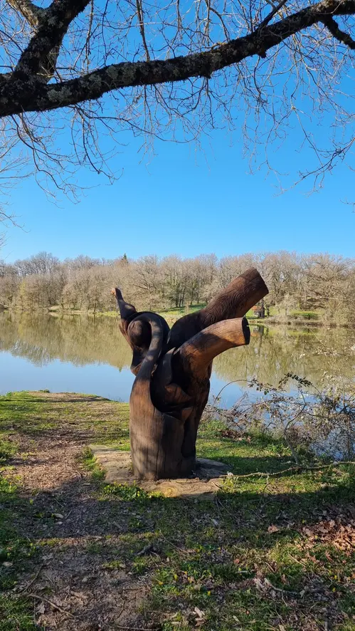sculpture d'arbre au lac des oiseaux àMontiel