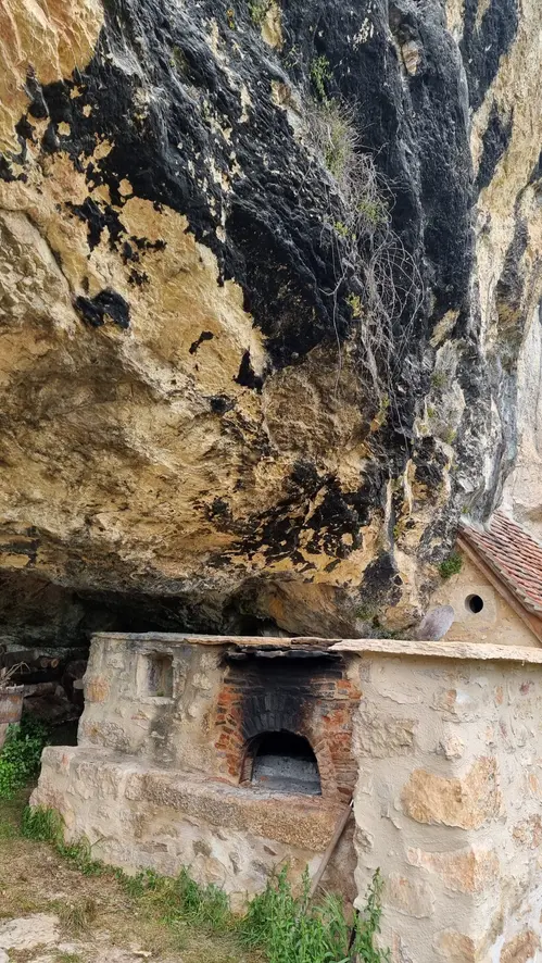 le four à pain encastré sous la falaise à St Sulpîce