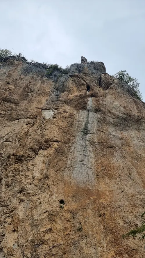 Falaise à St Sulpice avec ses cavités
