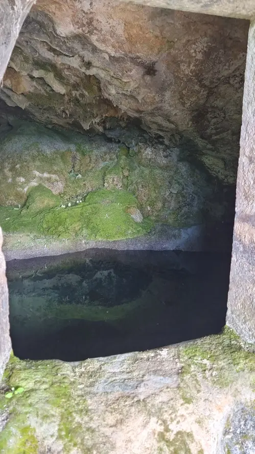 Fontaine dans la falaise à St Sulpice