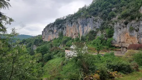 Maisons sous les falaises de St Sulpice face à la vallée