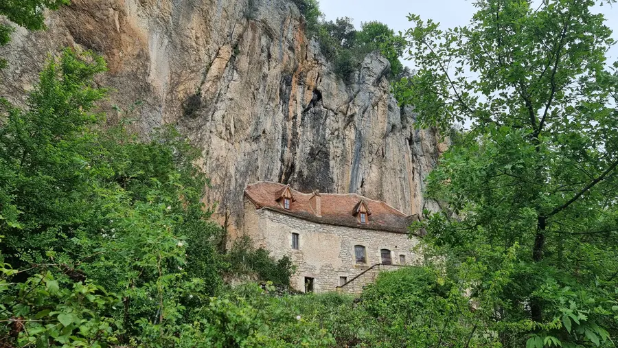 une maison semi troglodytique