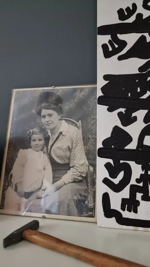le marteau posé près de la photo de l'arrière grand mère et de ma grand-mère