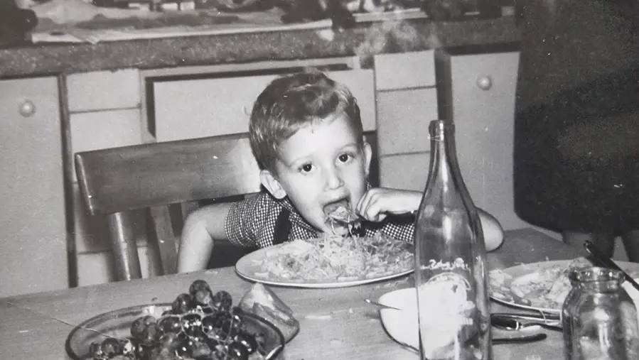 Vincent petit en train de manger