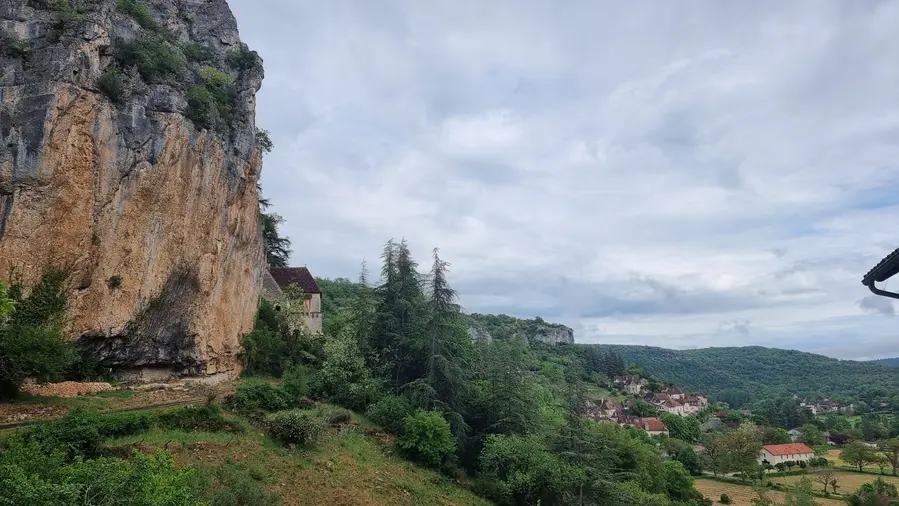 Vue sur le village de St Sulpice et ses falaises