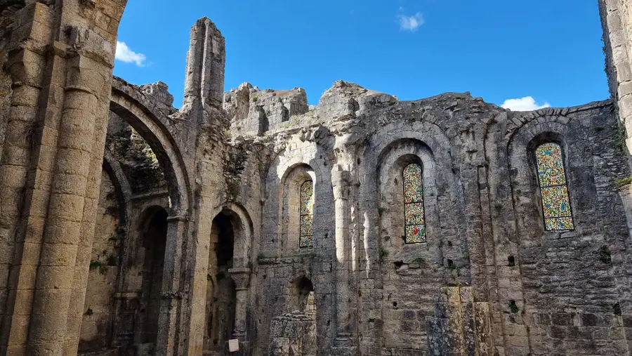 Abbaye de Marcilhac-sur-Célé dont on voit la partie en ruines ouverte sur le ciel