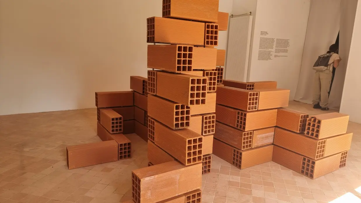 une œuvre de Julia Gault présentée en mai 2026 à la maison des Arts de Cajarc "Jusqu'ici tout va bien"
