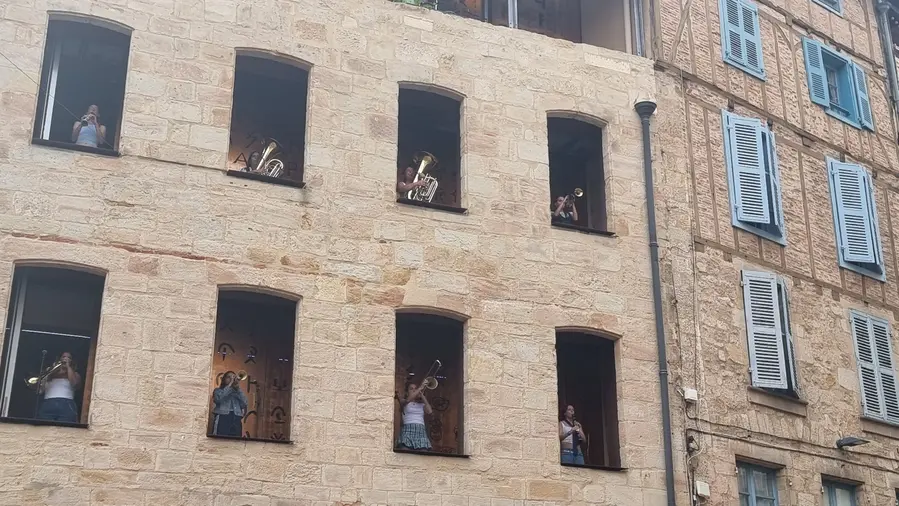 gros plan sur la fanfare des Balkans au musée Champollion