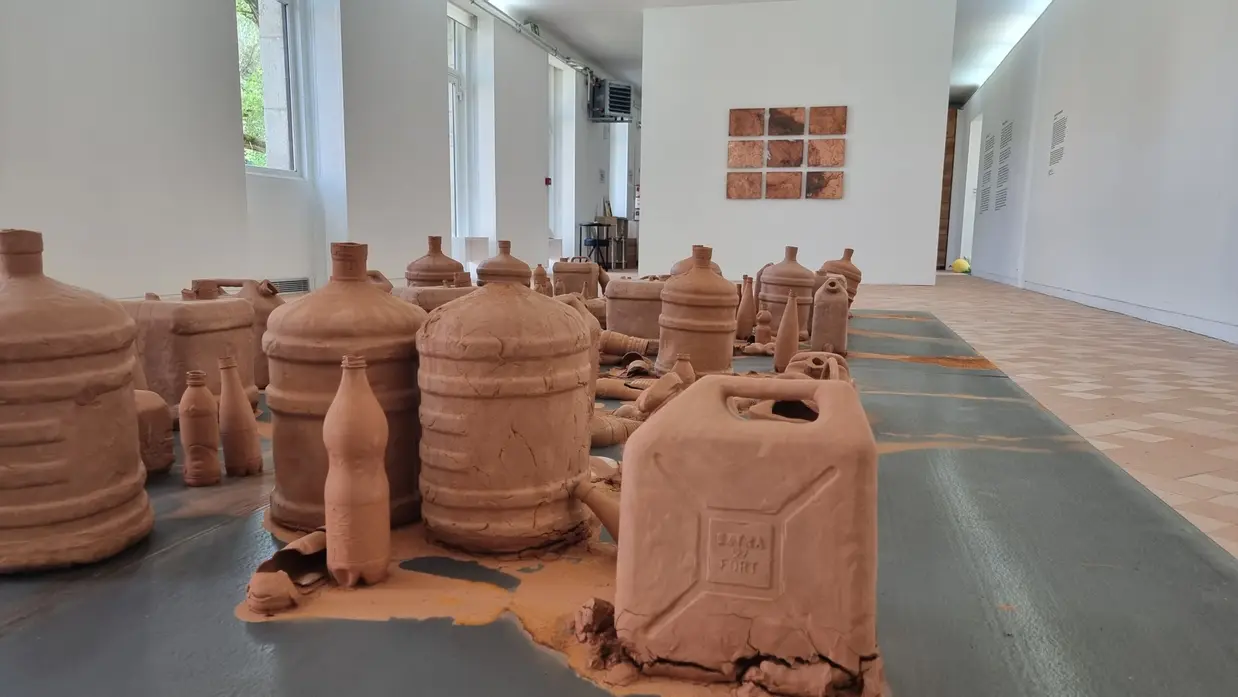 une œuvre de Julia Gault exposée à la maison des Arts de Cajarc en 2026