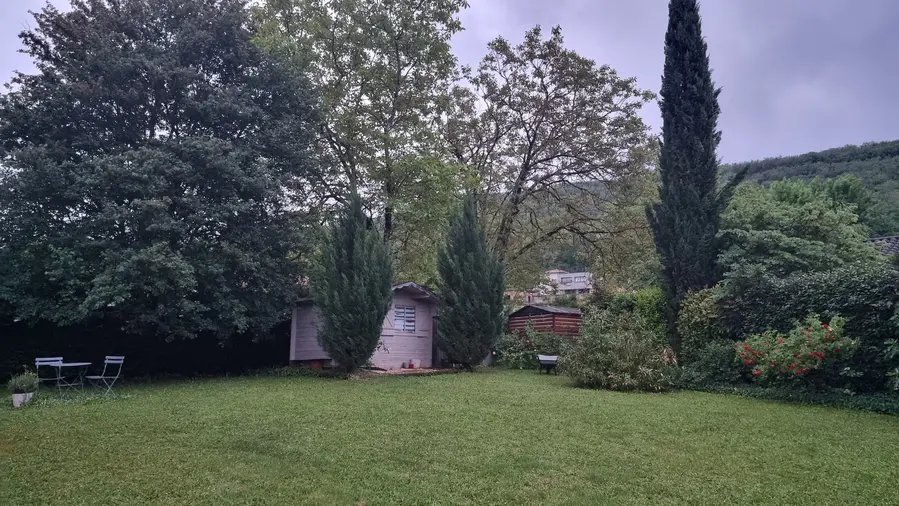 vue de mon bureau sur le jardin et le causse