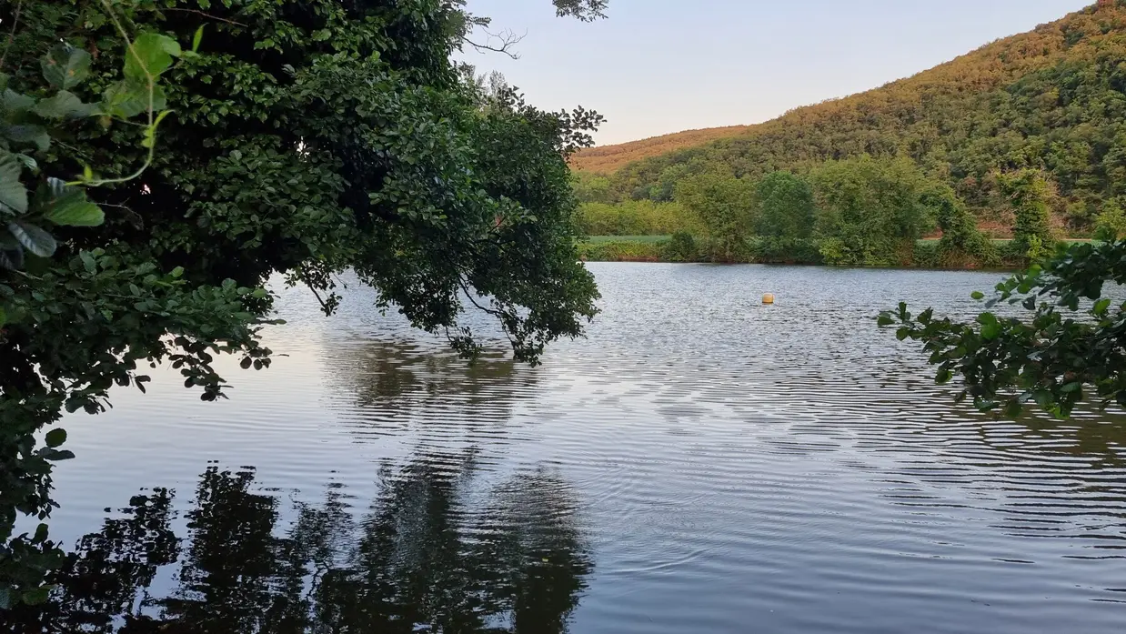 au bord du Lot là où il fait frontière entre les départements du ot et de l'Aveyron