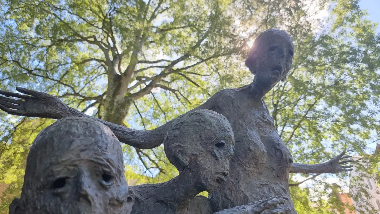 bras étendus de sur le fil sculpture de Marc Petit