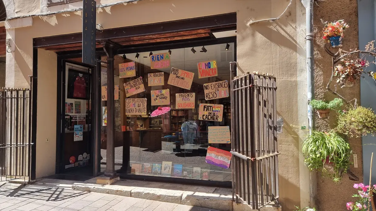 la vitrine de la librairie Calligramme à Cahors affiche des slogans de soutien dans le cadre du mois des fiertés