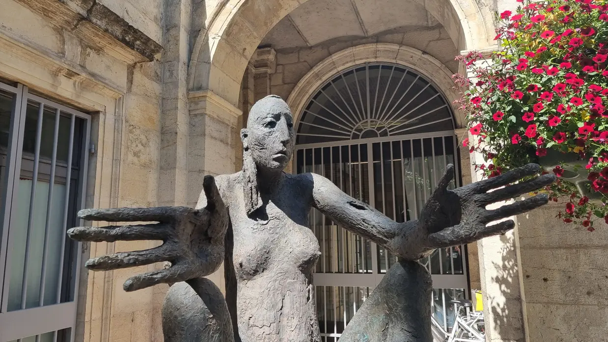 L'île bleue Sur le fil sculpture de Marc Petit