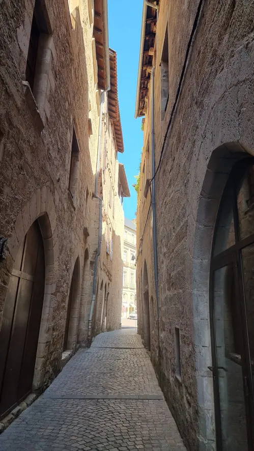 une rue à l'ombre dans les rues de Figeac