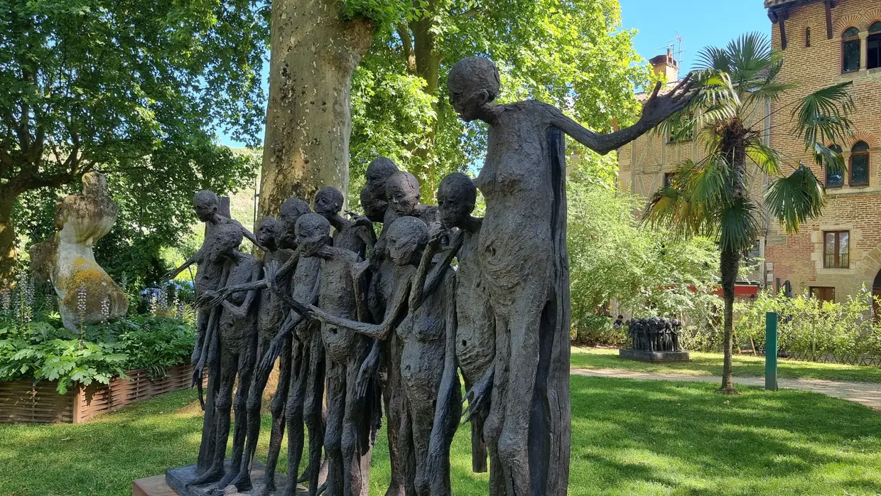 Sur le fil sculpture de Marc Petit