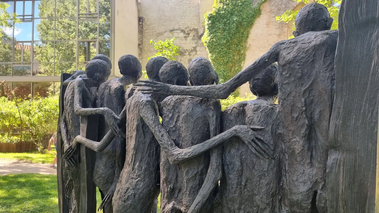 sur le fil vu de dosl sculpture de Marc Petit