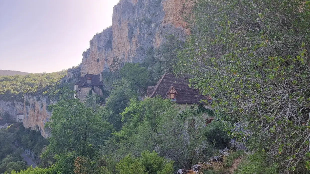 Le vieux Sauliac sous son rocher