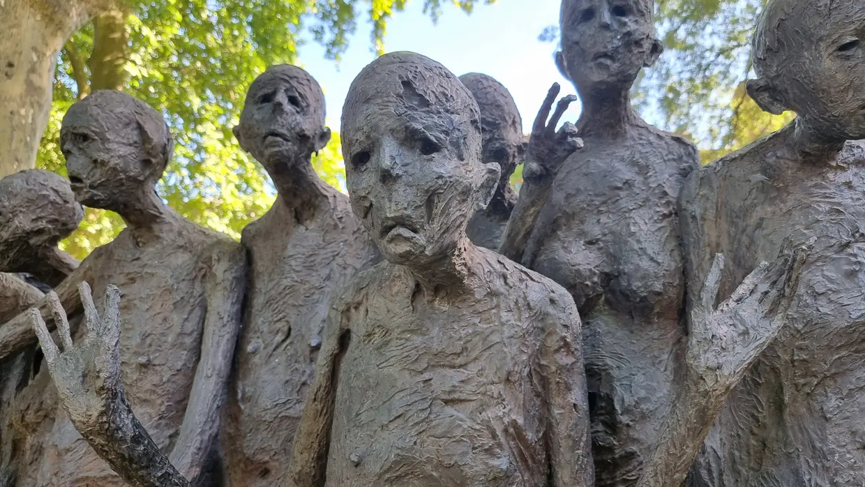 visages de sur le fil sculpture de Marc Petit