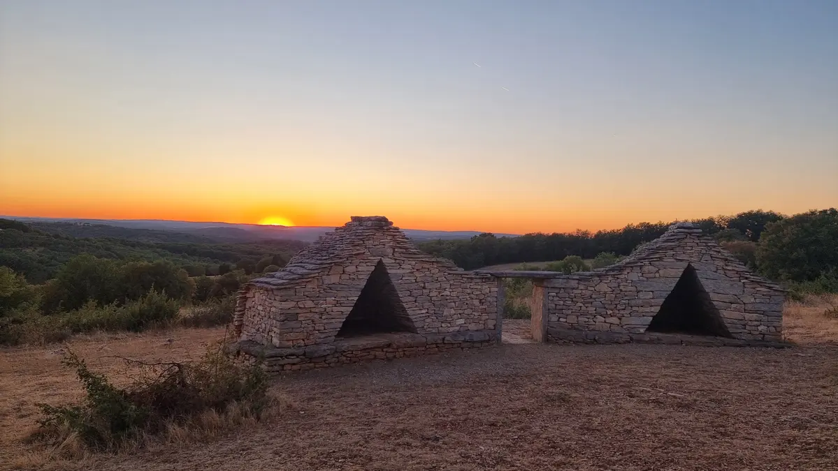 coucher de soleil sur les cazelles de Gréalou en juillet 2026