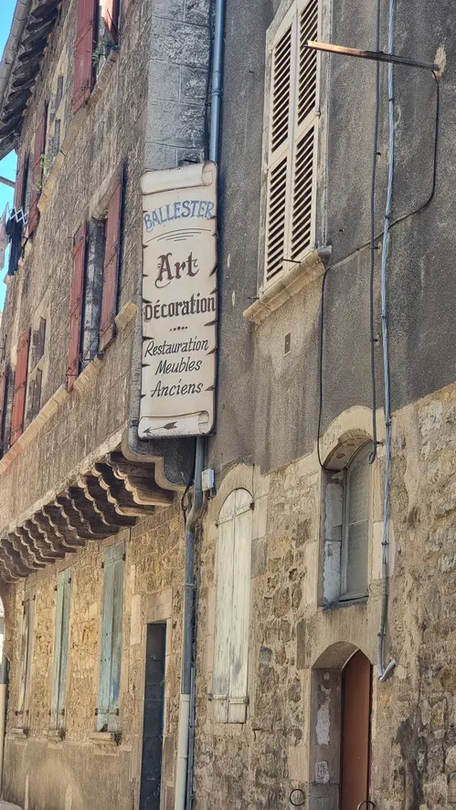 Enseigne ancienne dans une ruelle de Villefranche de Rouergue