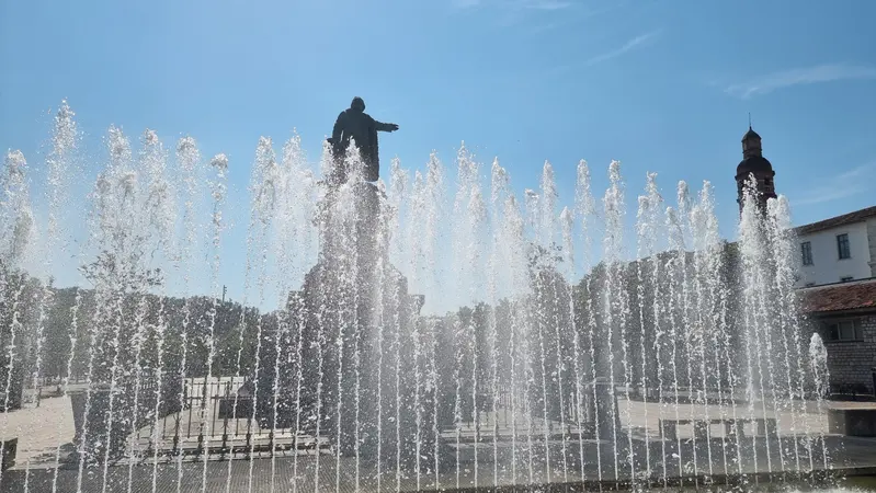 Gambetta&nbsp;: la statue à Cahors derrière les jets d'eau