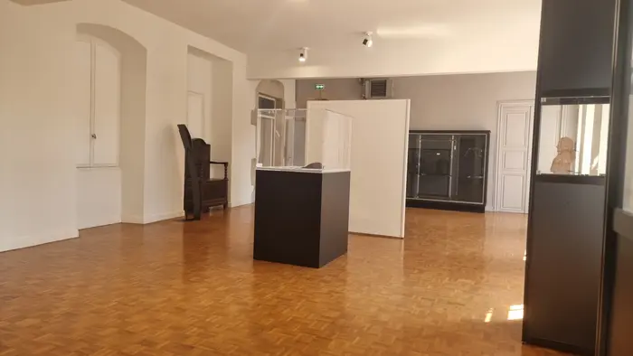 la grande salle du musée Cabrol parait un peu vide
