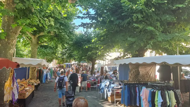 marché de Villefranche de Rouergue sur le côté