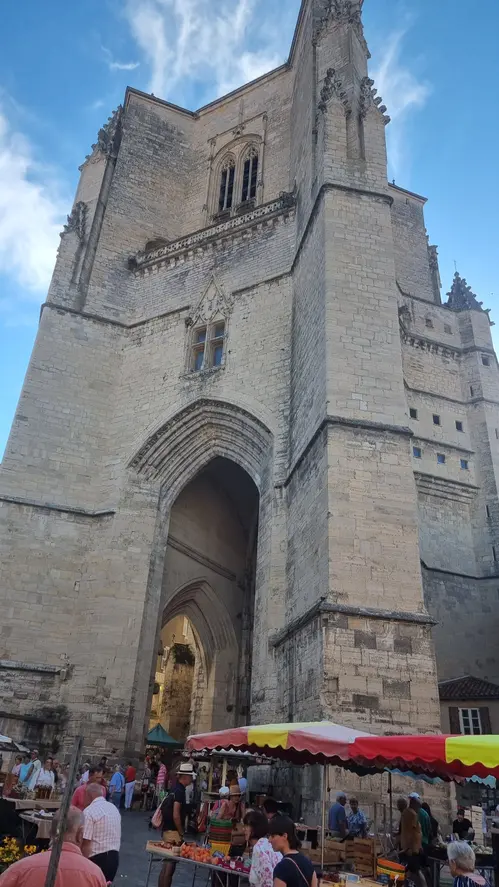 La collégiale de Villefranche de Rouergue au dessus du Marché