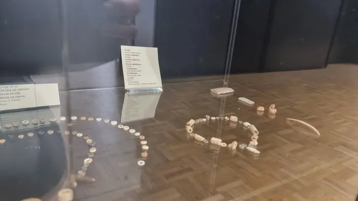 Perles mobilier funéraire musée Cabrol Villefranche de Rouergue