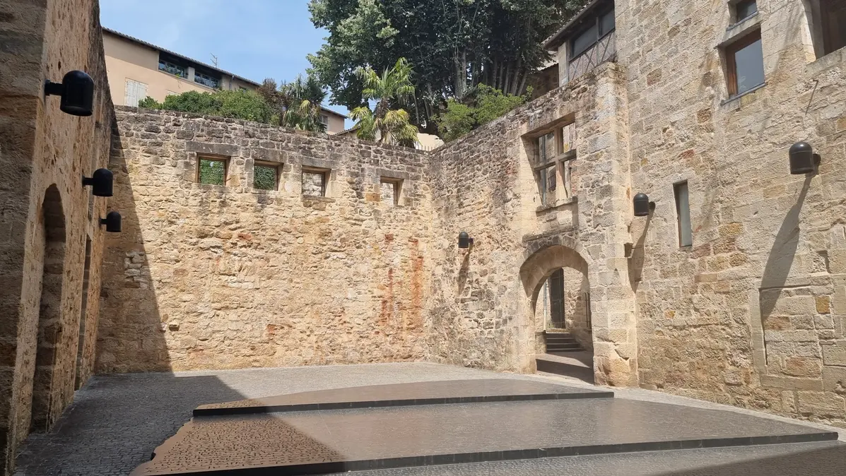 la pierre de Rosette place des écritures à Figeac