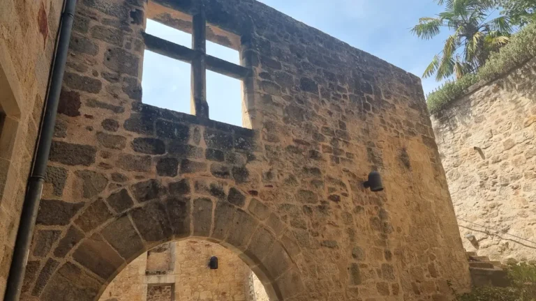 l'entrée de la place des écritures à Figeac