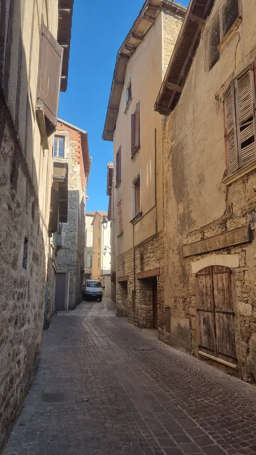 Rue étroite dans Villefranche de Rouergue