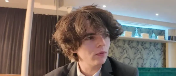 Sam Sauvage filmé par Clément Mazzoni dans un reportage