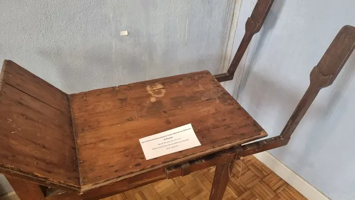 Table d'accouchement au musée de Villefranche de Rouergue