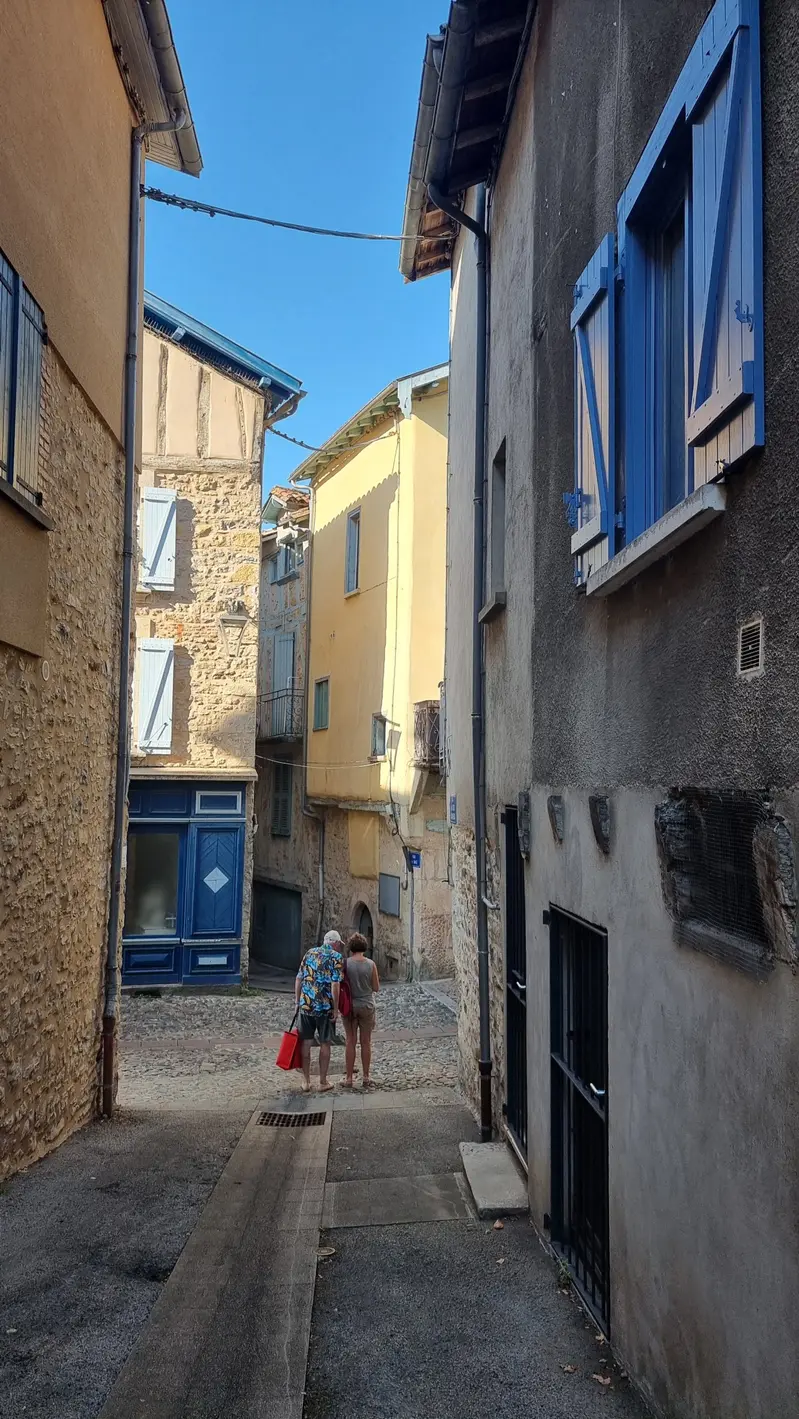 Amoureuses dans une ruelle de Villefranche de Rouergue