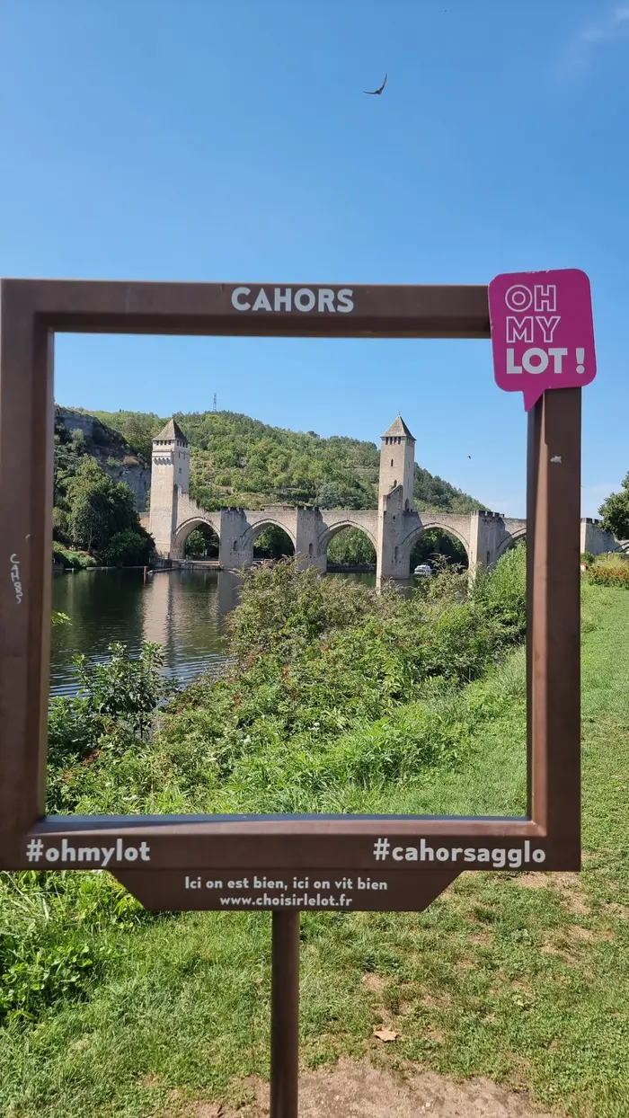 le pont de Cahors vu au trabvers d'une pancarte ouverte